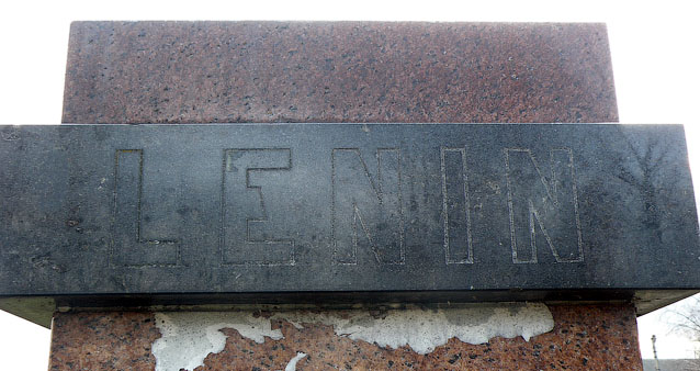 Cokol pomnika Lenina z polskim napisem