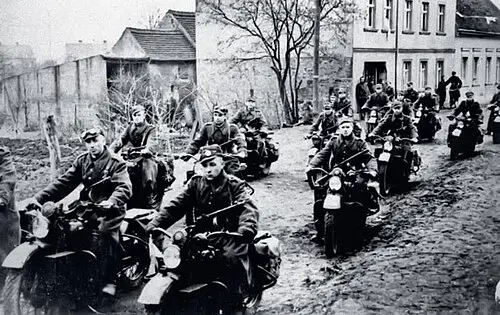 Motocykliści 2. Armii Wojska Polskiego podczas operacji łużyckiej, kwiecień 1945 r. Oddział jest wyposażony w amerykańskie motocykle Harley-Davidson, dostarczane do ZSRS w ramach umowy Lend-Lease