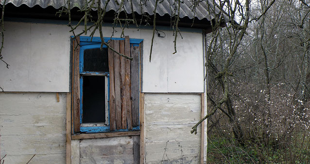 Opuszczone domy we wsi Adamowka