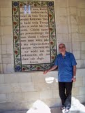 Jerozolima, Góra Oliwna — Kościół Pater Noster, autor przy tablicy z polskim tekstem modlitwy Ojcze nasz...