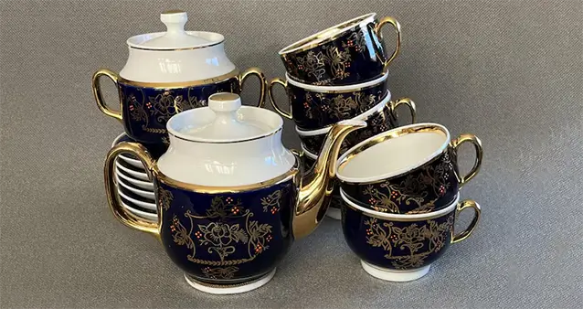 Zestaw do herbaty z Zakładu Porcelany w Dowbyszu, foto z Wikipedii